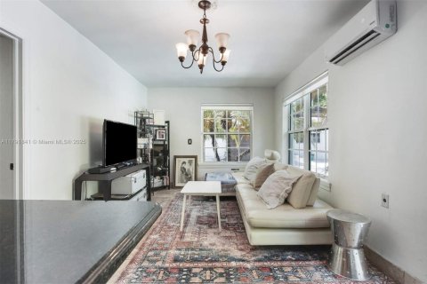 House in Coral Gables, Florida 5 bedrooms, 246.1 sq.m. № 1728083 - photo 29