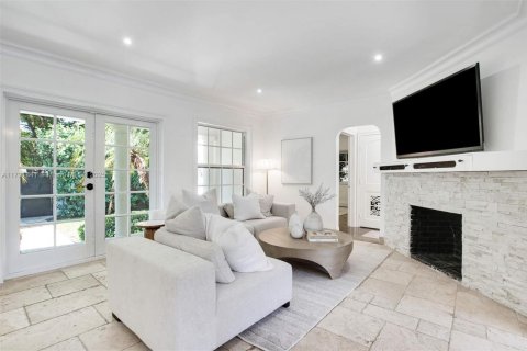 House in Coral Gables, Florida 5 bedrooms, 246.1 sq.m. № 1728083 - photo 6