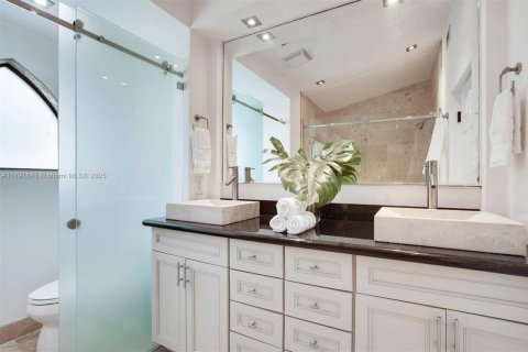 House in Coral Gables, Florida 5 bedrooms, 246.1 sq.m. № 1728083 - photo 17