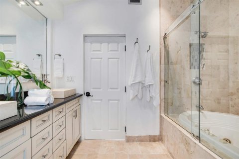 House in Coral Gables, Florida 5 bedrooms, 246.1 sq.m. № 1728083 - photo 19
