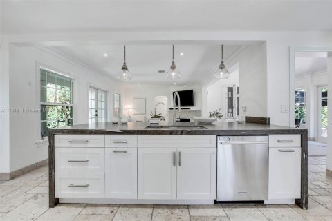 House in Coral Gables, Florida 5 bedrooms, 246.1 sq.m. № 1728083 - photo 13