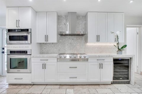 House in Coral Gables, Florida 5 bedrooms, 246.1 sq.m. № 1728083 - photo 14