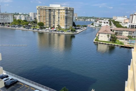 Снять в аренду кондоминиум в Халландейл-Бич, Флорида 1 спальня, 72.46м2, № 1955786 - фото 3