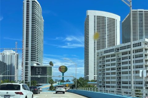 Снять в аренду кондоминиум в Халландейл-Бич, Флорида 1 спальня, 72.46м2, № 1955786 - фото 1