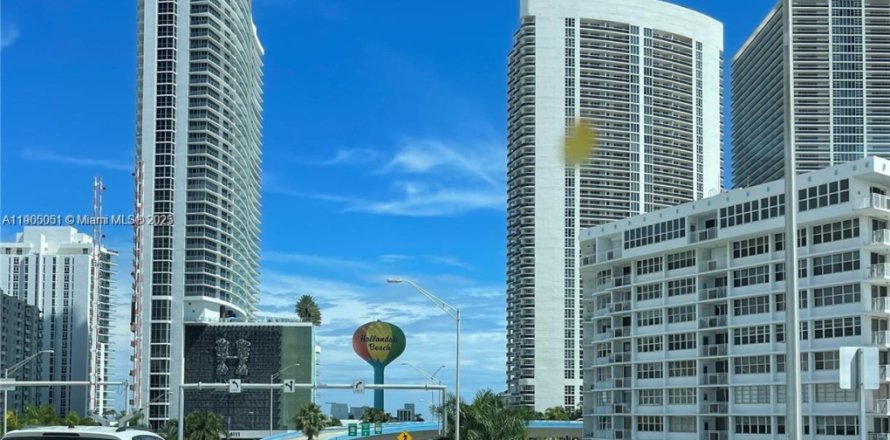 Кондоминиум с 1 спальней в Халландейл-Бич, Флорида № 1955786