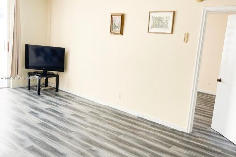 Снять в аренду кондоминиум в Халландейл-Бич, Флорида 1 спальня, 72.46м2, № 1955786 - фото 6