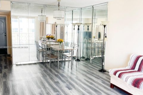 Снять в аренду кондоминиум в Халландейл-Бич, Флорида 1 спальня, 72.46м2, № 1955786 - фото 9