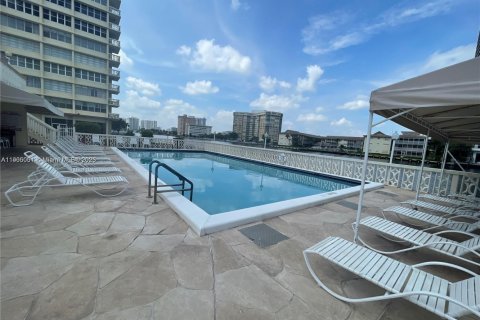 Снять в аренду кондоминиум в Халландейл-Бич, Флорида 1 спальня, 72.46м2, № 1955786 - фото 18