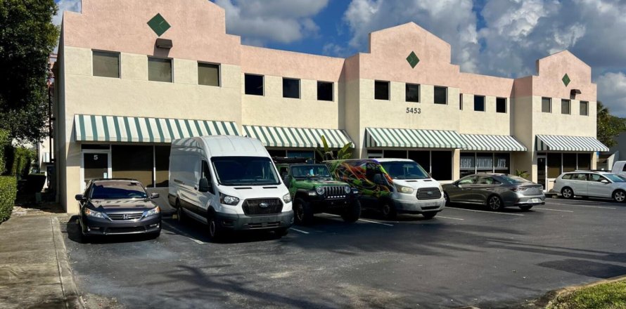 Propiedad comercial en Margate, Florida № 2250055