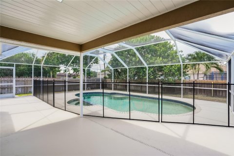 Купить виллу или дом в Порт-Сент-Луси, Флорида 3 спальни, 140м2, № 1991421 - фото 15