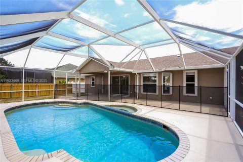 Купить виллу или дом в Порт-Сент-Луси, Флорида 3 спальни, 140м2, № 1991421 - фото 13