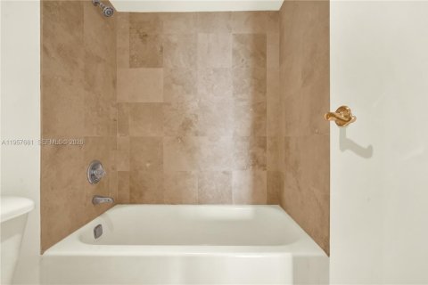 Copropriété à vendre à Sunny Isles Beach, Floride: 2 chambres, 126.07 m2 № 2019512 - photo 25