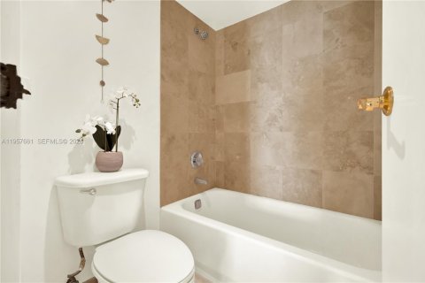 Copropriété à vendre à Sunny Isles Beach, Floride: 2 chambres, 126.07 m2 № 2019512 - photo 24