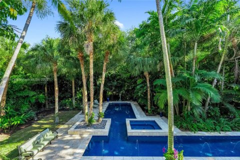 House in Miami, Florida 6 bedrooms, 611.3 sq.m. № 1890081 - photo 21