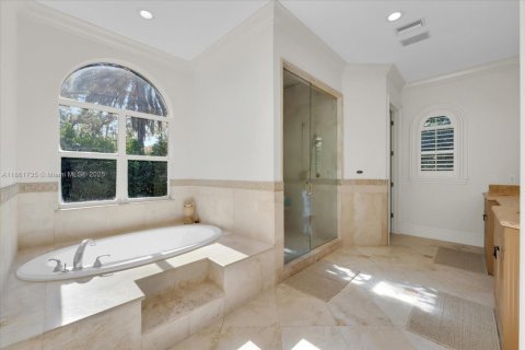 House in Miami, Florida 6 bedrooms, 611.3 sq.m. № 1890081 - photo 24