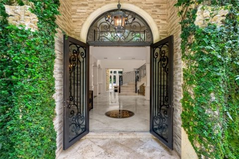 House in Miami, Florida 6 bedrooms, 611.3 sq.m. № 1890081 - photo 8
