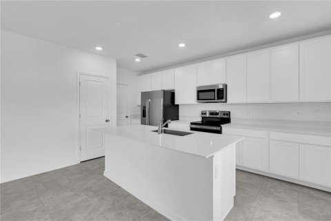 House in Davenport, Florida 4 bedrooms, 195.09 sq.m. № 2205698 - photo 3
