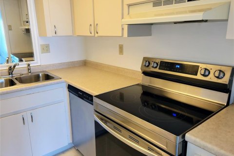 Condo in Saint Pete Beach, Florida, 1 bedroom  № 2210575 - photo 8