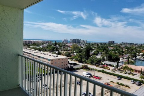 Condo in Saint Pete Beach, Florida, 1 bedroom  № 2210575 - photo 19