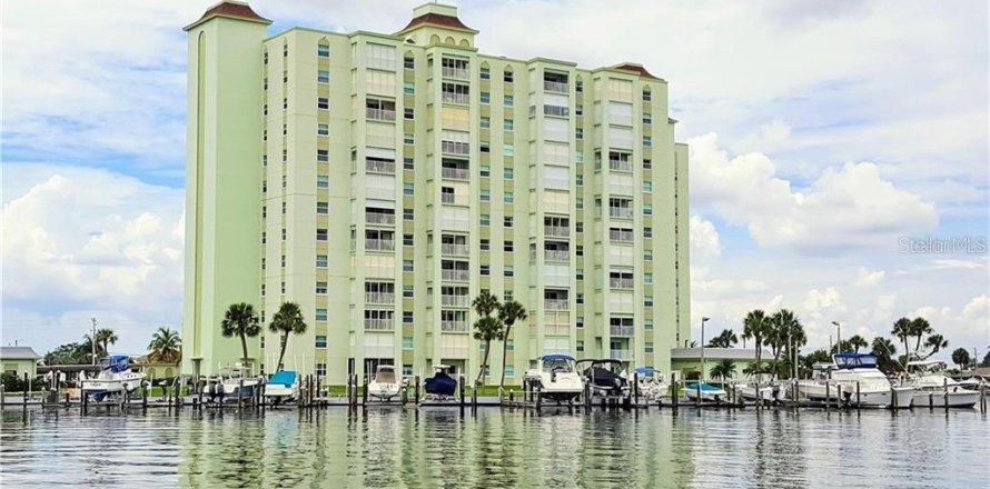 Condo in Saint Pete Beach, Florida, 1 bedroom  № 2210575