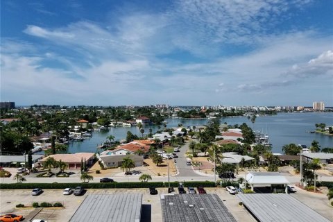 Condo in Saint Pete Beach, Florida, 1 bedroom  № 2210575 - photo 18