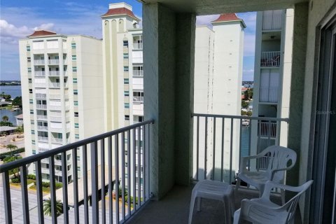 Condo in Saint Pete Beach, Florida, 1 bedroom  № 2210575 - photo 21
