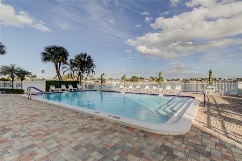 Condo in Saint Pete Beach, Florida, 1 bedroom  № 2210575 - photo 26