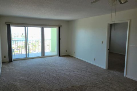 Condo in Saint Pete Beach, Florida, 1 bedroom  № 2210575 - photo 4