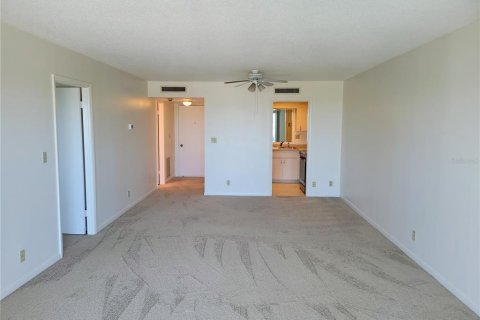 Condo in Saint Pete Beach, Florida, 1 bedroom  № 2210575 - photo 3