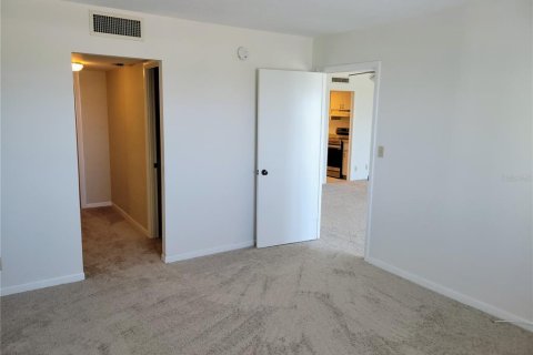 Condo in Saint Pete Beach, Florida, 1 bedroom  № 2210575 - photo 11
