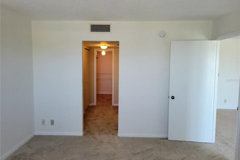 Condo in Saint Pete Beach, Florida, 1 bedroom  № 2210575 - photo 12