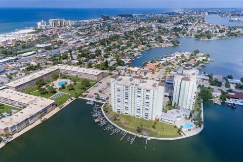 Condo in Saint Pete Beach, Florida, 1 bedroom  № 2210575 - photo 23