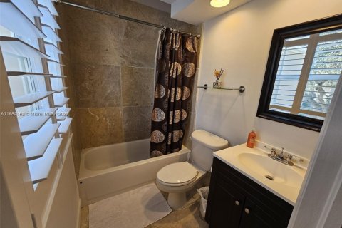 Townhouse in Miami, Florida 2 bedrooms, 135.27 sq.m. № 1946297 - photo 16