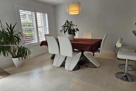 Townhouse in Miami, Florida 2 bedrooms, 135.27 sq.m. № 1946297 - photo 12