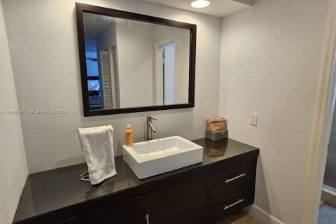 Townhouse in Miami, Florida 2 bedrooms, 135.27 sq.m. № 1946297 - photo 19