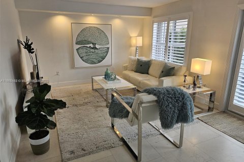 Townhouse in Miami, Florida 2 bedrooms, 135.27 sq.m. № 1946297 - photo 10