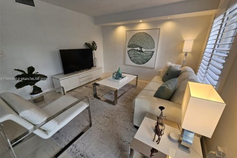 Townhouse in Miami, Florida 2 bedrooms, 135.27 sq.m. № 1946297 - photo 11