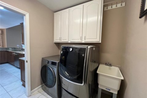 House in Orlando, Florida 5 bedrooms, 340.39 sq.m. № 1681236 - photo 22