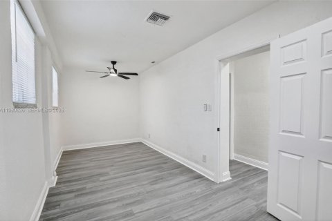 House in Hollywood, Florida 4 bedrooms, 138.24 sq.m. № 2044031 - photo 19