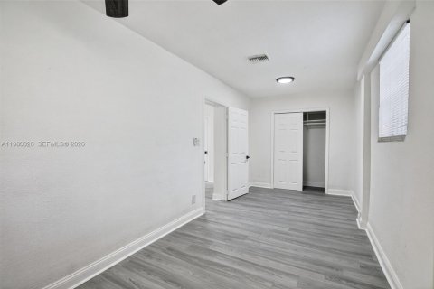 House in Hollywood, Florida 4 bedrooms, 138.24 sq.m. № 2044031 - photo 20