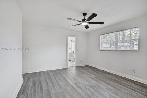 House in Hollywood, Florida 4 bedrooms, 138.24 sq.m. № 2044031 - photo 22