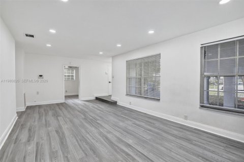 House in Hollywood, Florida 4 bedrooms, 138.24 sq.m. № 2044031 - photo 6