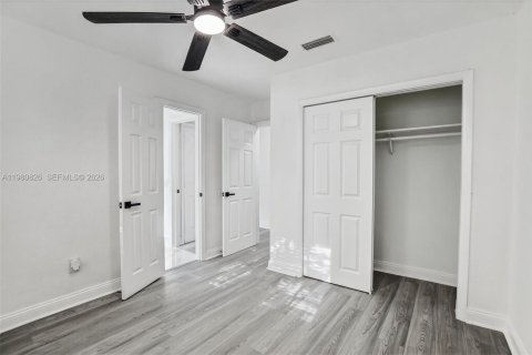 House in Hollywood, Florida 4 bedrooms, 138.24 sq.m. № 2044031 - photo 17