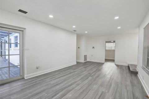 House in Hollywood, Florida 4 bedrooms, 138.24 sq.m. № 2044031 - photo 7