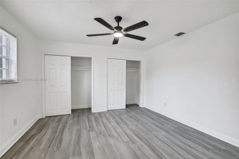 House in Hollywood, Florida 4 bedrooms, 138.24 sq.m. № 2044031 - photo 24