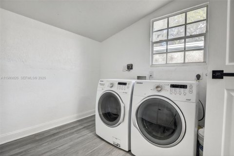 House in Hollywood, Florida 4 bedrooms, 138.24 sq.m. № 2044031 - photo 14