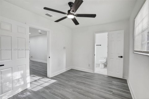 House in Hollywood, Florida 4 bedrooms, 138.24 sq.m. № 2044031 - photo 11