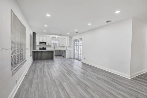 House in Hollywood, Florida 4 bedrooms, 138.24 sq.m. № 2044031 - photo 4