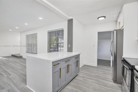 House in Hollywood, Florida 4 bedrooms, 138.24 sq.m. № 2044031 - photo 9