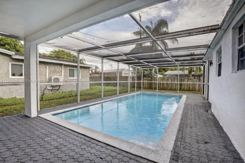 House in Hollywood, Florida 4 bedrooms, 138.24 sq.m. № 2044031 - photo 27